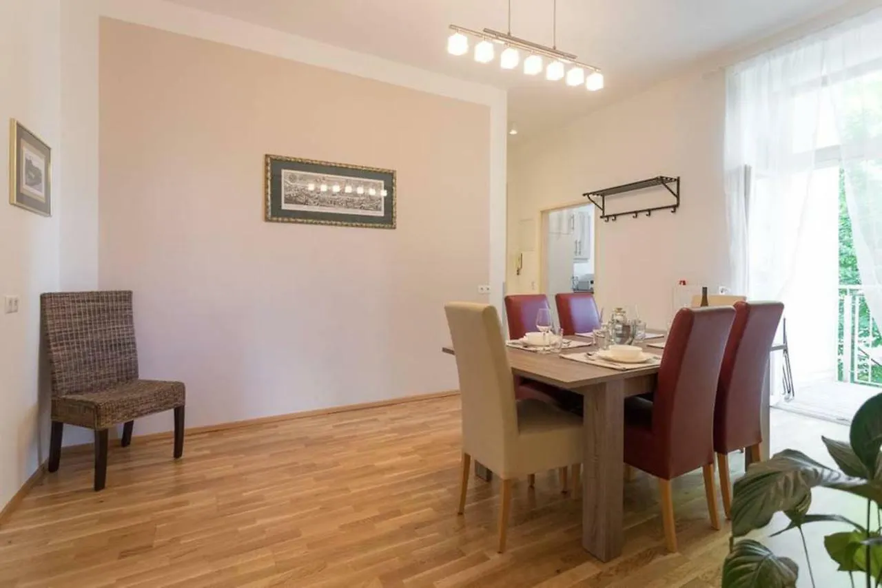 Spacious Vienna Central Station Residence 0*,